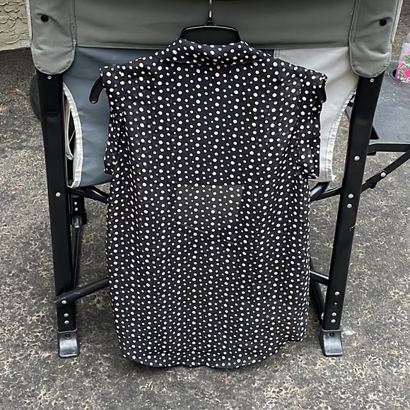 MATERIAL GIRL polka dotted, cuffed short sleeved blouse in size small - Picture 5 of 5